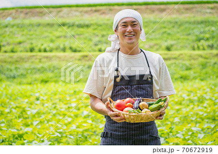 農業をやる男性 70672919