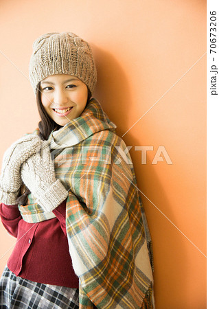 冬服の女性 70673206