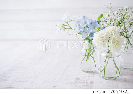 花を飾る 淡い花の背景素材の写真素材