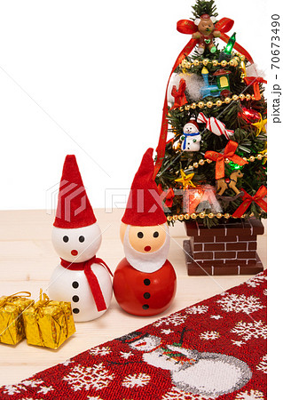 テーブルに飾られたクリスマスオーナメント 70673490