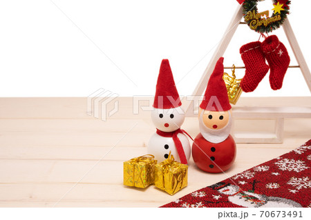 テーブルに飾られたクリスマスオーナメント テーブルに飾られたクリスマスオーナメント 70673491