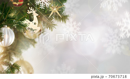 クリスマスのイメージ的な背景 - 複数のバリエーションがあります 70673718