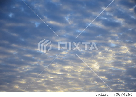 茜色に染まる朝焼け雲 日の出の朝焼け雲 茜色に染まる朝焼け雲 日の出の朝焼け雲 70674260