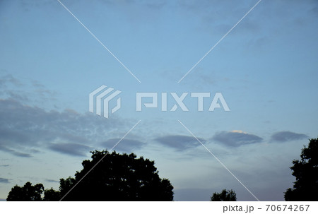 面白い形の浮雲 青空背景 一列に並んだ浮雲 青空背景 の写真素材