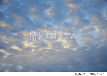 面白い形の朝焼け雲 日の出の朝焼け雲 面白い形の朝焼け雲 日の出の朝焼け雲 70674273