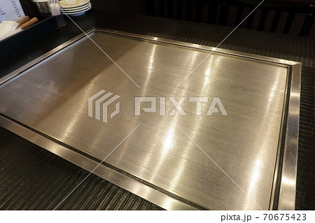 お好み焼き店の鉄板 お好み焼き店の鉄板 70675423