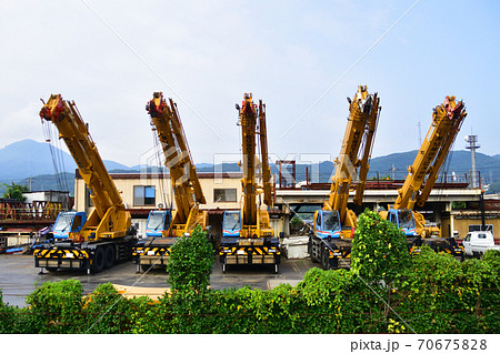 整列したラフテレーンクレーン 70675828