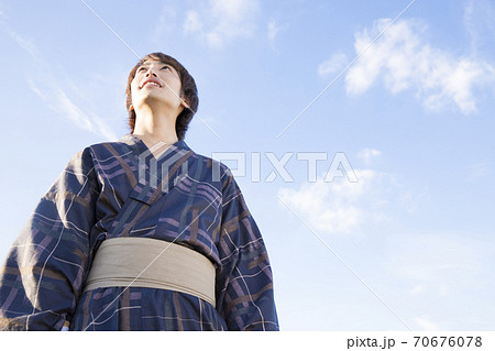 浴衣の男性 70676078