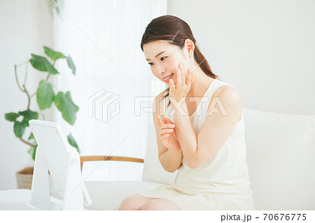 40代女性のスキンケアイメージ 40代女性のスキンケアイメージ 70676775