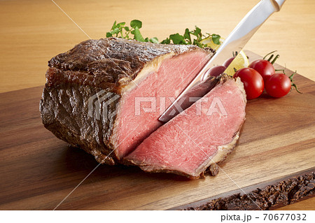 中身がほんのり赤みが残る程度に焼き上げた極上ローストビーフ 70677032