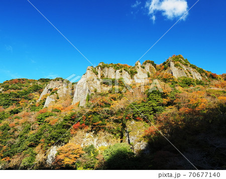 紅葉の立久恵峡の写真素材