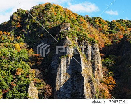 紅葉の立久恵峡の写真素材