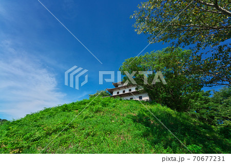 《鳥取県》晴れの日、山頂の羽衣石城模擬天守を眺める風景 《鳥取県》晴れの日、山頂の羽衣石城模擬天守を眺める風景 70677231
