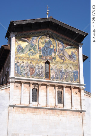 Facade with mosaic, church San Frediano Lucca Tuscan in Italy 70677635
