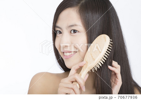 髪をとかす女性 70677936