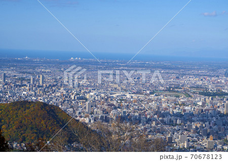藻岩山から眺める秋の円山越しの市街地 藻岩山から眺める秋の円山越しの市街地 70678123