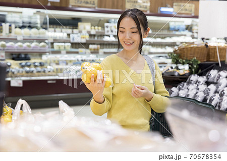 スーパーで買い物をする女性買い物客 スーパーで買い物をする女性買い物客 70678354