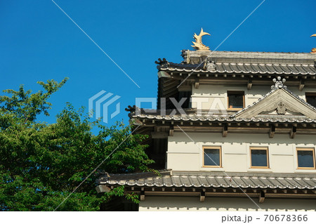 《鳥取県》晴れの日、山頂の羽衣石城模擬天守を眺める風景 《鳥取県》晴れの日、山頂の羽衣石城模擬天守を眺める風景 70678366