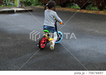 雨上がりにバイクに乗る女の子の後姿 雨上がりにバイクに乗る女の子の後姿 70678897