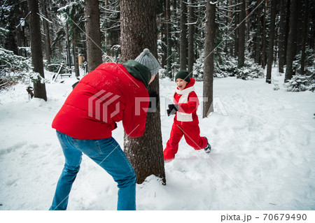 Young dad runs with his son in the winter park, playing and having fun 70679490