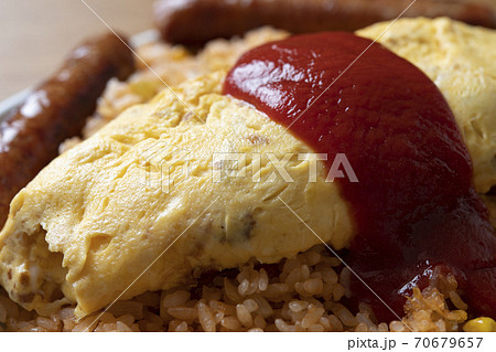 ケチャップオムライスとソーセージ 70679657