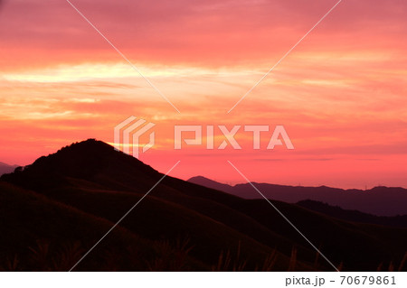 夕焼けと塩塚峰 70679861