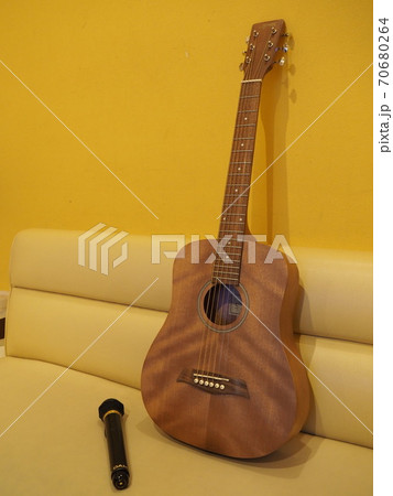 カラオケボックスでギターレッスン 70680264