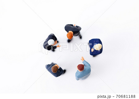 ビジネスイメージ 　会議をするビジネスマン 70681188