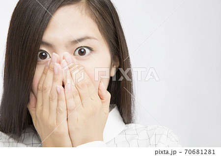 びっくりする女性 びっくりする女性 70681281