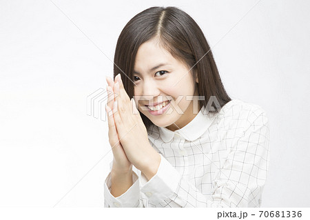 頼み事をする女性 頼み事をする女性 70681336