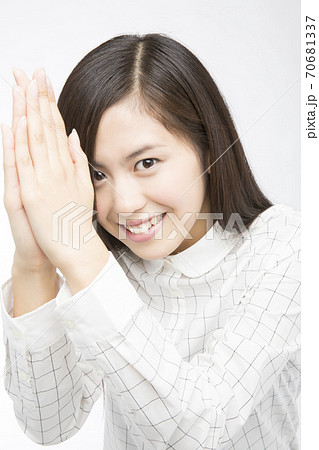 頼み事をする女性 頼み事をする女性 70681337