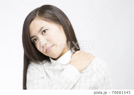 肩を揉む女性 70681345