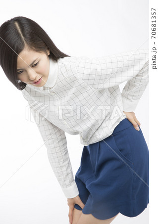腰痛の女性 腰痛の女性 70681357