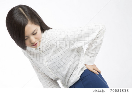 腰痛の女性 70681358