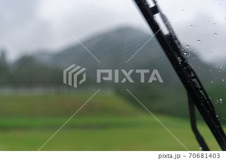 フロントガラスの水滴を拭くワイパー 70681403
