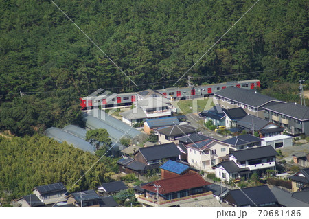 佐賀県 唐津市 鏡山展望所から見た虹ノ松原と筑肥線の電車 70681486