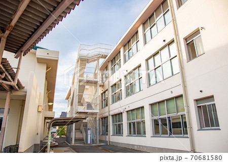 廃校の小学校を再利用した四日市市なやプラザと避難用階段 廃校の小学校を再利用した四日市市なやプラザと避難用階段 70681580