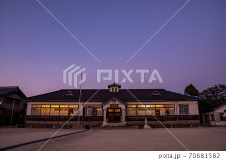 三重県いなべ市　廃校になった小学校の再利用　イベントの日の桐林館の夕景 70681582
