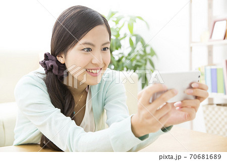 スマホを見る女性 スマホを見る女性 70681689
