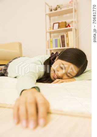 寝転んでリラックスする女性 70681770