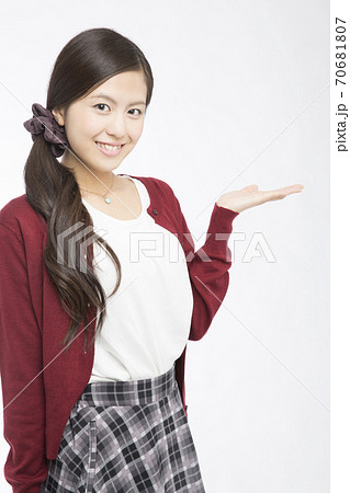 紹介する女性 70681807