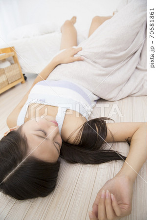 寝相が悪い女性 70681861