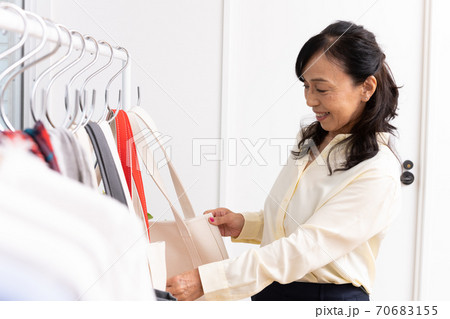 ショッピングとお洒落を楽しむシニア女性 ショッピングとお洒落を楽しむシニア女性 70683155