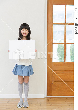 メッセージボードを持つ女の子 70683482