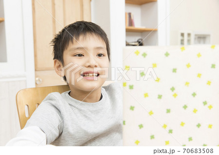 本を読む男の子 本を読む男の子 70683508