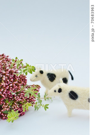 羊毛フェルトの牛たちとフジバカマのブーケ 羊毛フェルトの牛たちとフジバカマのブーケ 70683963