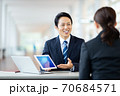 ビジネスシーン　男性　女性　スーツ 70684571