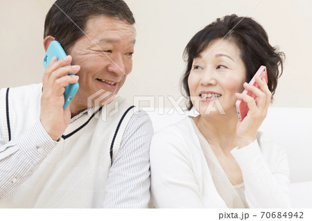 電話をするシニア夫婦 70684942