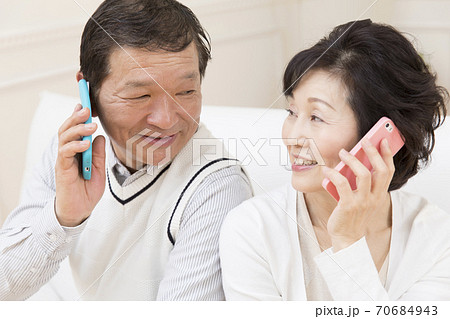 電話をするシニア夫婦 70684943
