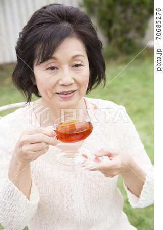 紅茶を飲むシニア女性 紅茶を飲むシニア女性 70685276